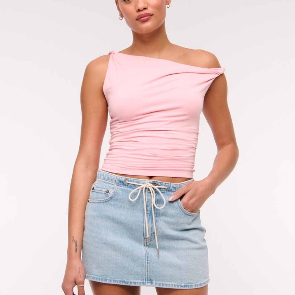 Asymmetrical twist top